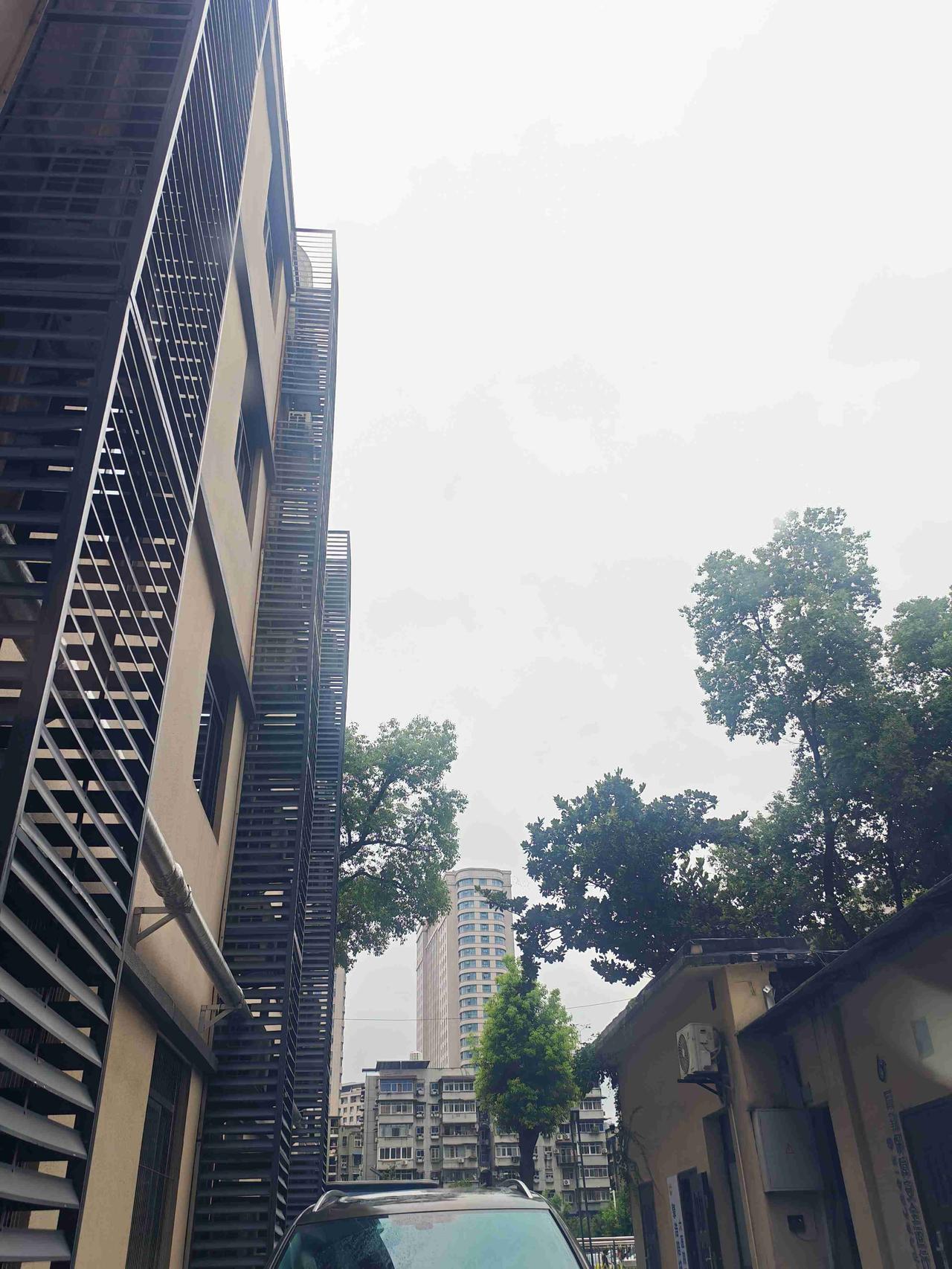 老板的“九折福利”，被员工一张截图打回原形。朋友公司最近出了个“大瓜”：老总