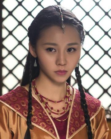 1881年，71岁左宗棠迎娶17岁的宫女章怡。洞房花烛夜，左宗棠走进卧房，小姑娘