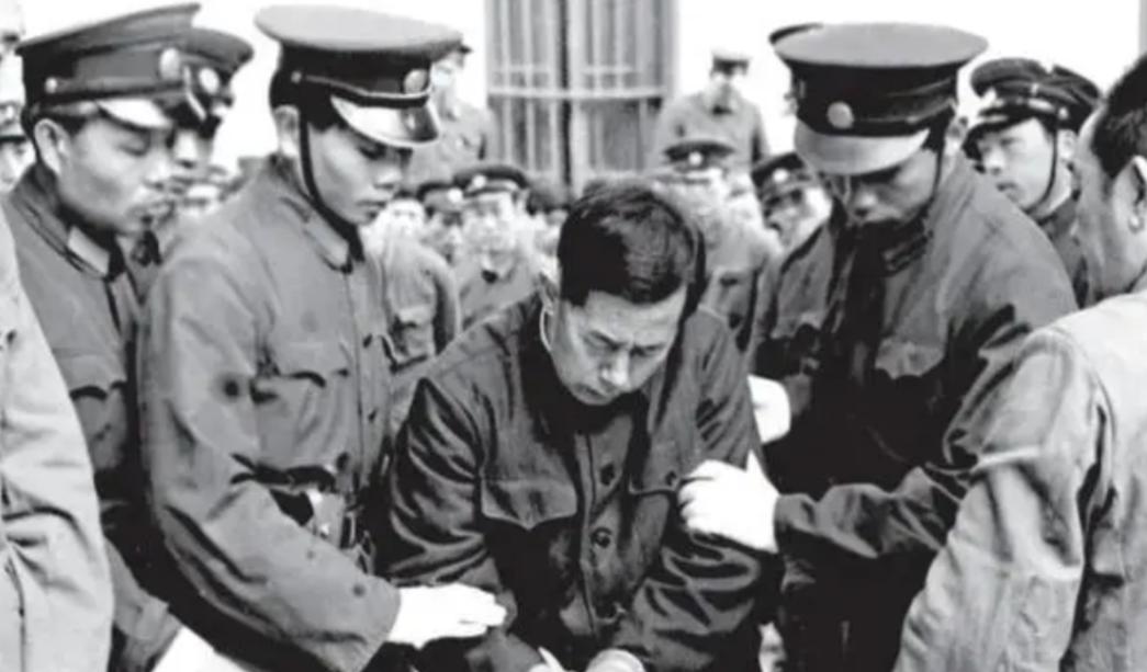 1983年1月17日，汕头人民广场上站了一万七千多名干部群众，台上那个被法警押着