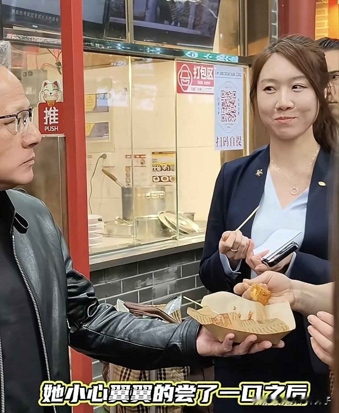 黄仁勋都已经返程了，这位身旁的美女，身份依旧是个谜！大家可能都注意到了，黄仁勋