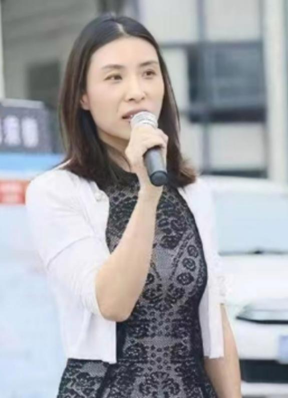 申通创始人聂腾飞在前往宁波洽谈业务途中遭遇车祸，不幸当场离世。14年后，妻子陈小