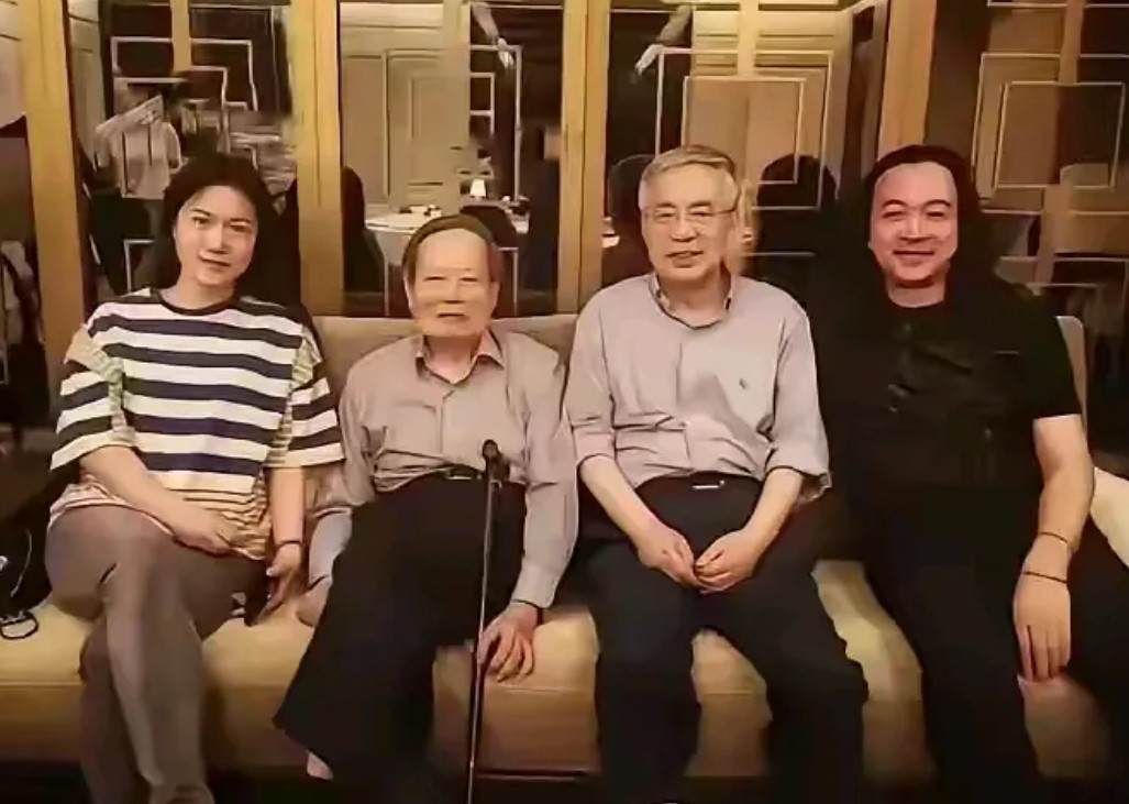 翁帆杨振宇夫妻俩与两个儿子的合照。如果不知道他们的关系，乍一看，会以为是孙女