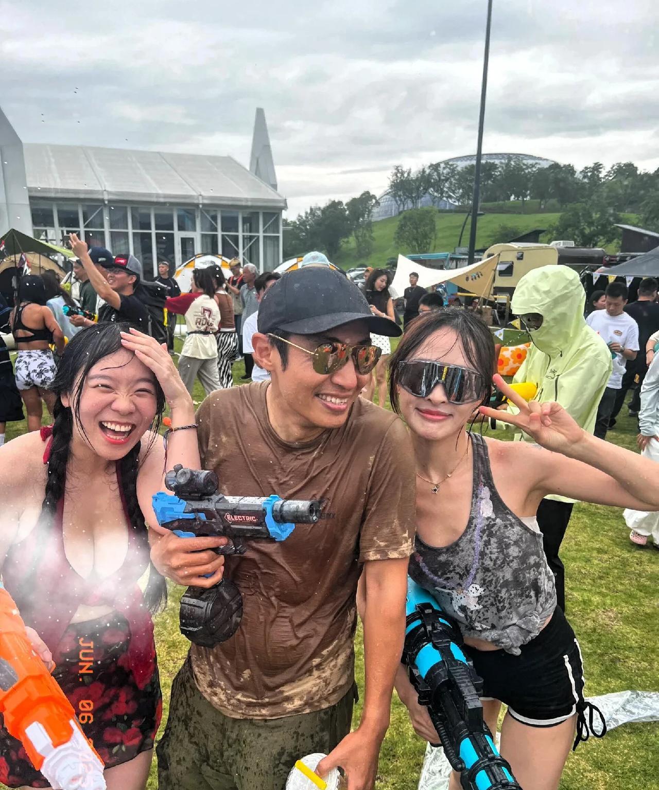 老撒玩的很嗨皮啊！果然还是国内妹子香！个个都热情似火，湿身玩水都不带怕的！看看老