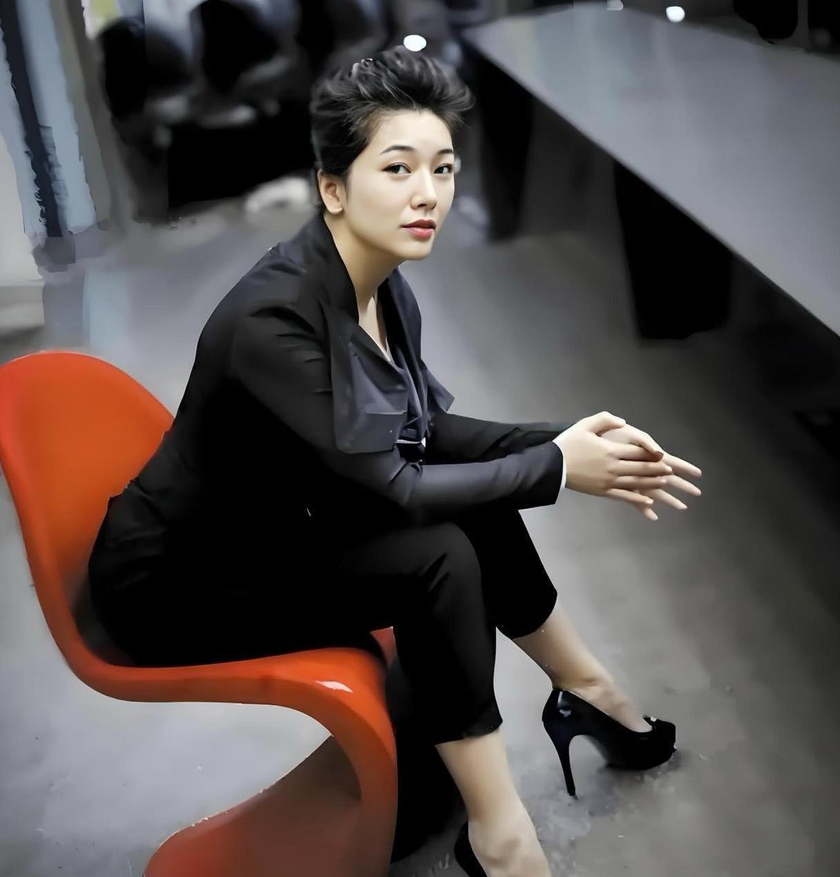 江珊真是太美了，无愧于中年男人的“收割机”。肤白貌美，气质典雅，韵味十足。让观众