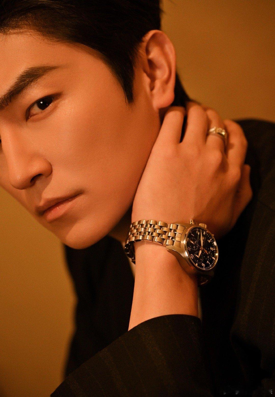 杨旭文好像掉进盘丝洞了红毯饭撒现场超热闹，一句“祝你们发大财”超暖心，被粉丝喊