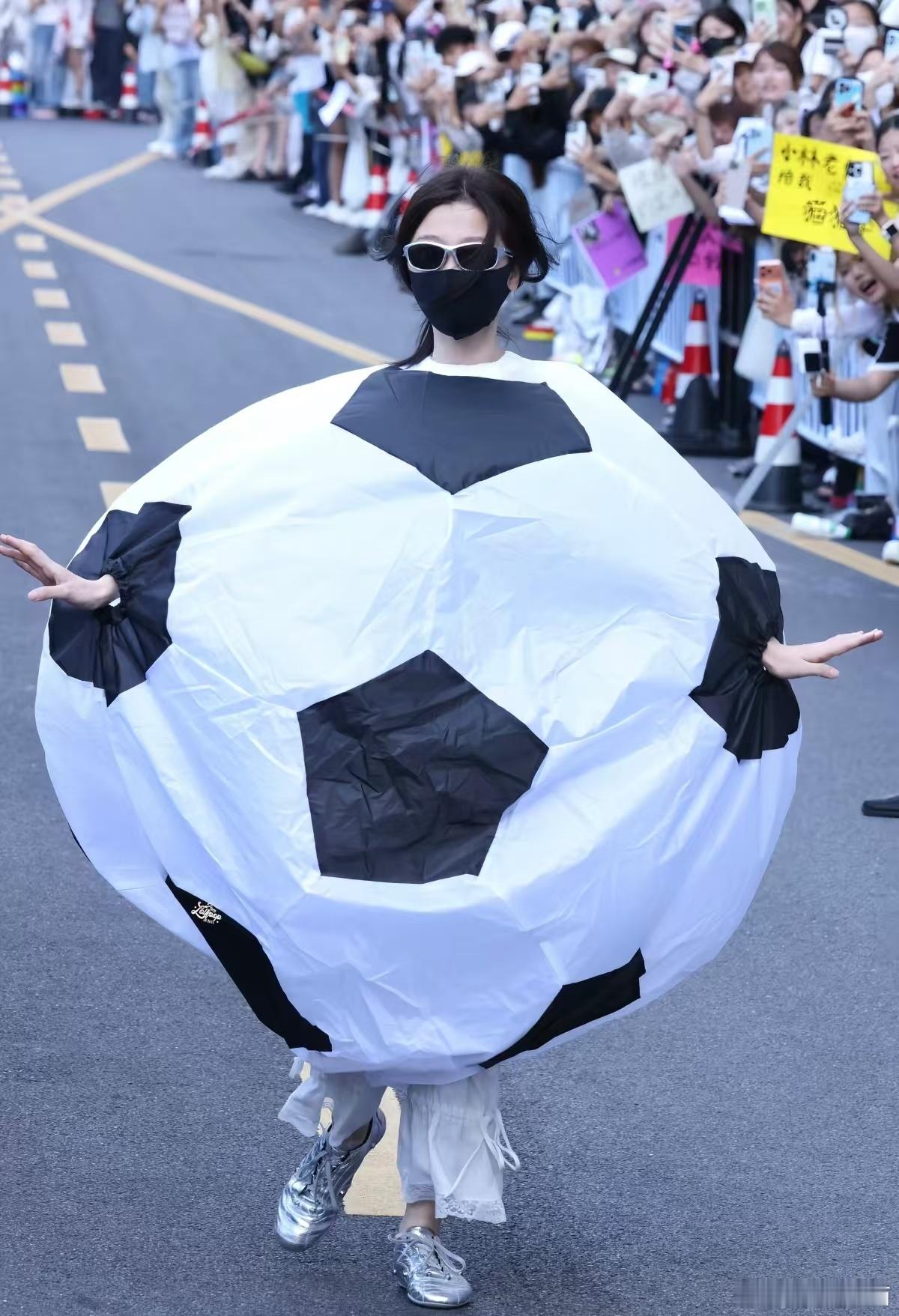 虞书欣脚上画的是什么虞书欣足球宝贝穿搭被虞书欣足球路透细节惊艳，圆滚滚球衣看着臃