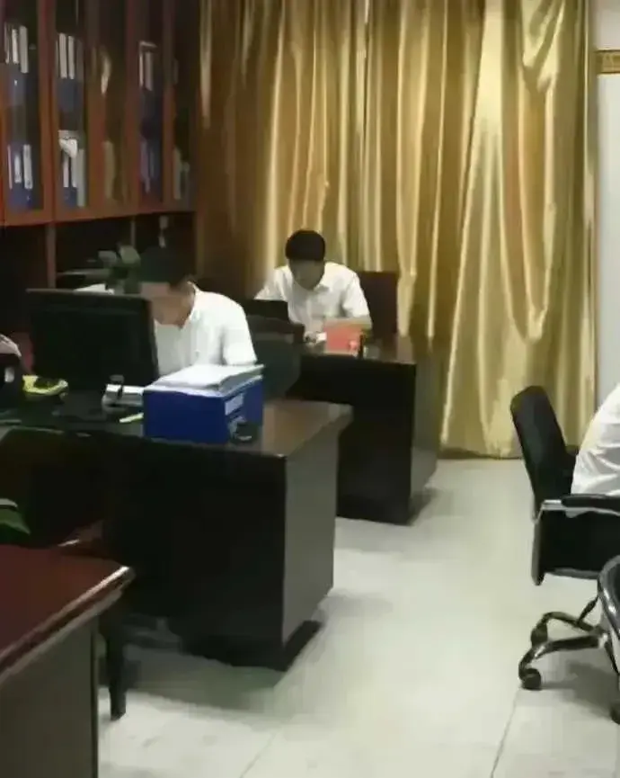 坐前面的是领导，还是后面的是领导？