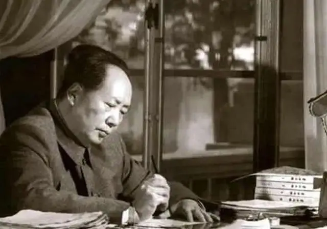 拉出去枪毙！”毛主席一声断喝，惊得周恩来和聂荣臻连忙从沙发上站了起来，而旁边的地