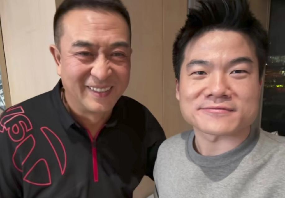 董宇辉的朋友圈，已经不是你能想象的那个圈子了。第一张合影，你点开看，站着的竟然