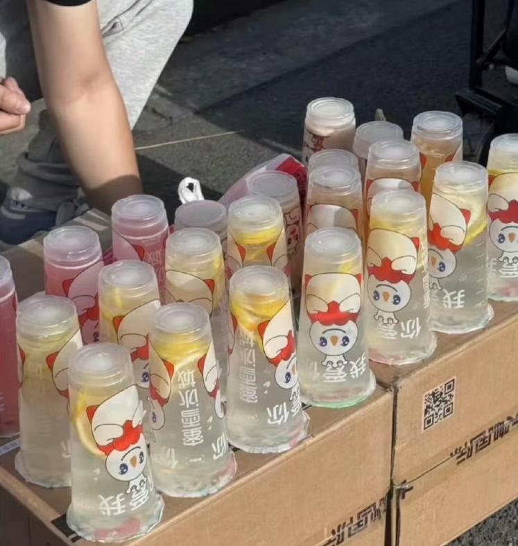 “活该他挣钱！”最近，一位博主在网上分享了自己在热门景区“摆摊式卖柠檬水”的一天