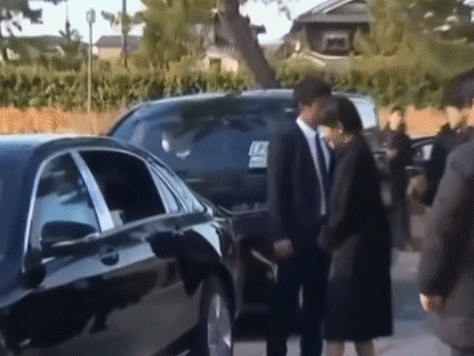 高市早苗手伸进车窗送别李在明。韩国总统李在明1月14日结束了为期两天的访日之