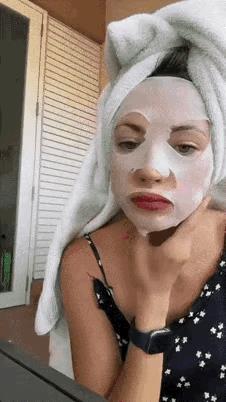 不是一家人，不进一家门。美女出门前先给自己打扮一番，先做个面膜，旁边的宠物狗