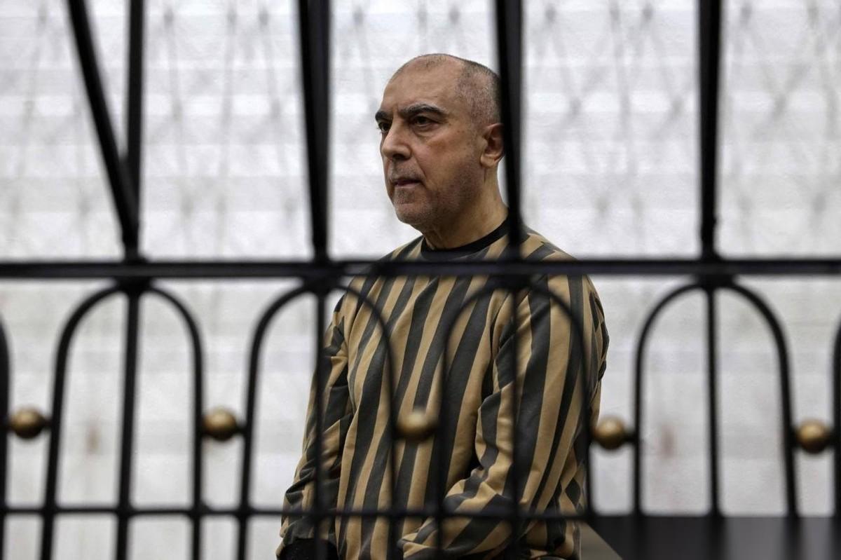 据中东眼媒体报道，大马士革司法宫内，前安全负责人阿提夫·纳吉布身穿囚服，被死死锁