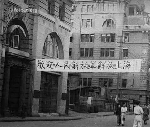 1949年，汉奸姚祖舜在洗鸳鸯浴时，拿着尖刀对着自己怀孕5个月的女友宋紫萍的胸部