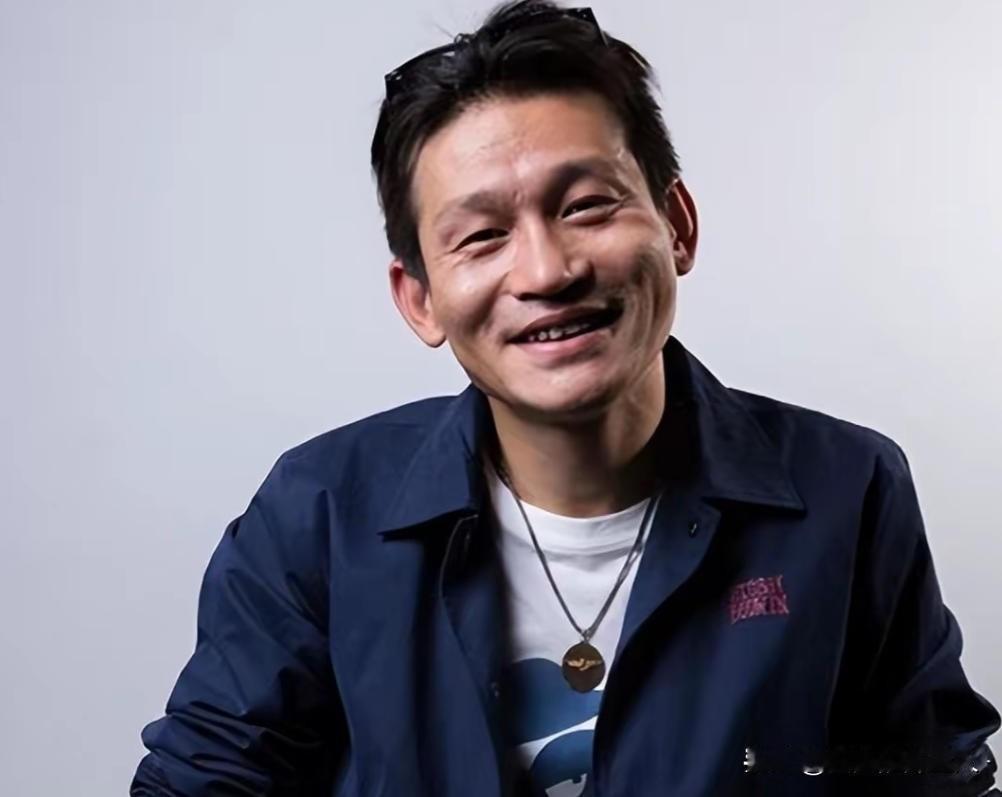 有一次，张艺谋问余皑磊：“有个男三号，演不演？”他接了，结果没火。不久，张艺谋又