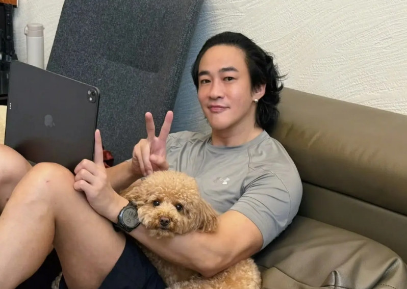 何润东确实很可怜的，把宠物狗当儿子，和圈外老婆结婚结婚快10年了，一直想要一个孩