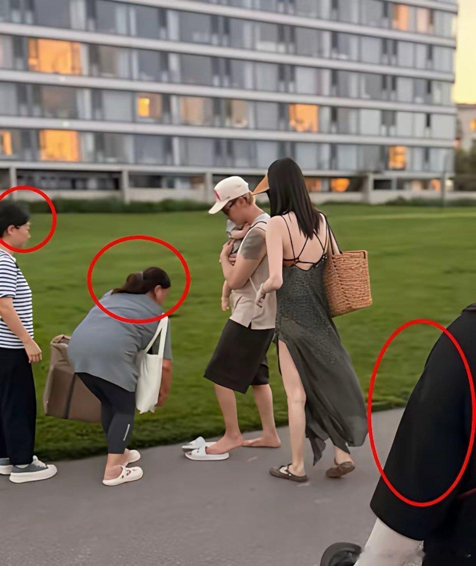 终于懂了有钱人的家里为什么都要配一个管家了？何穗和陈伟霆2人带着儿子出门，竟然旁