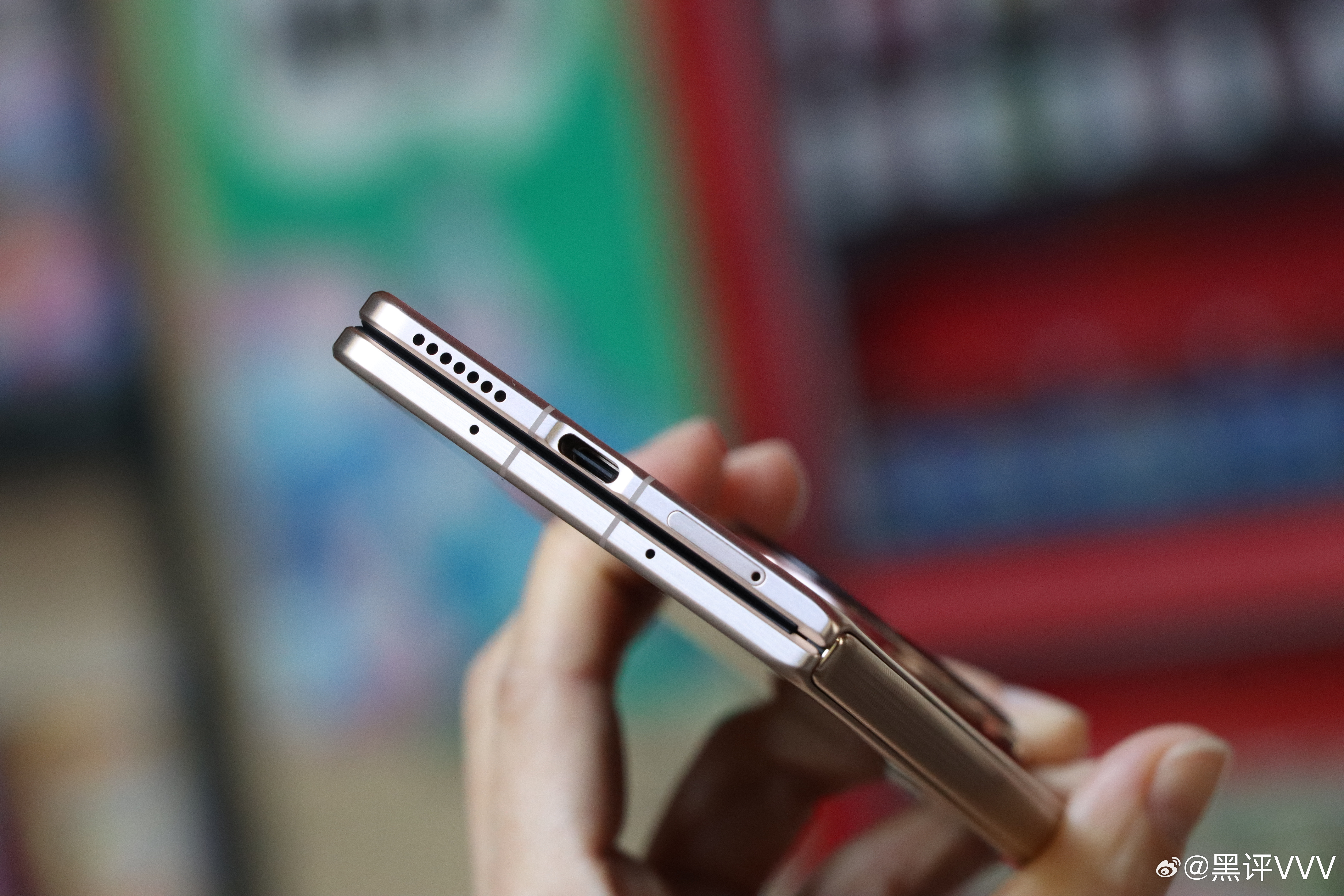 荣耀MagicV6图赏目前为止最强最轻薄的折叠旗舰经过短期的体验，荣耀Magi