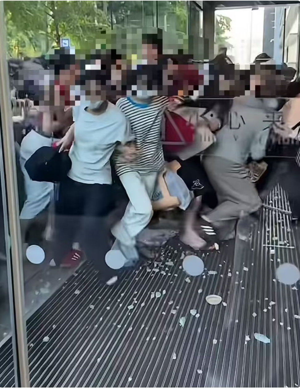 男星张凌赫线下活动，粉丝“挤爆”商场玻璃，回应：活动已取消，商户：很多人都走了