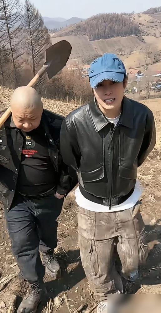 别再吹小沈阳孝顺了。我告诉你，这根本不是亲情，这是一份娱乐圈最顶级的「家族合同」