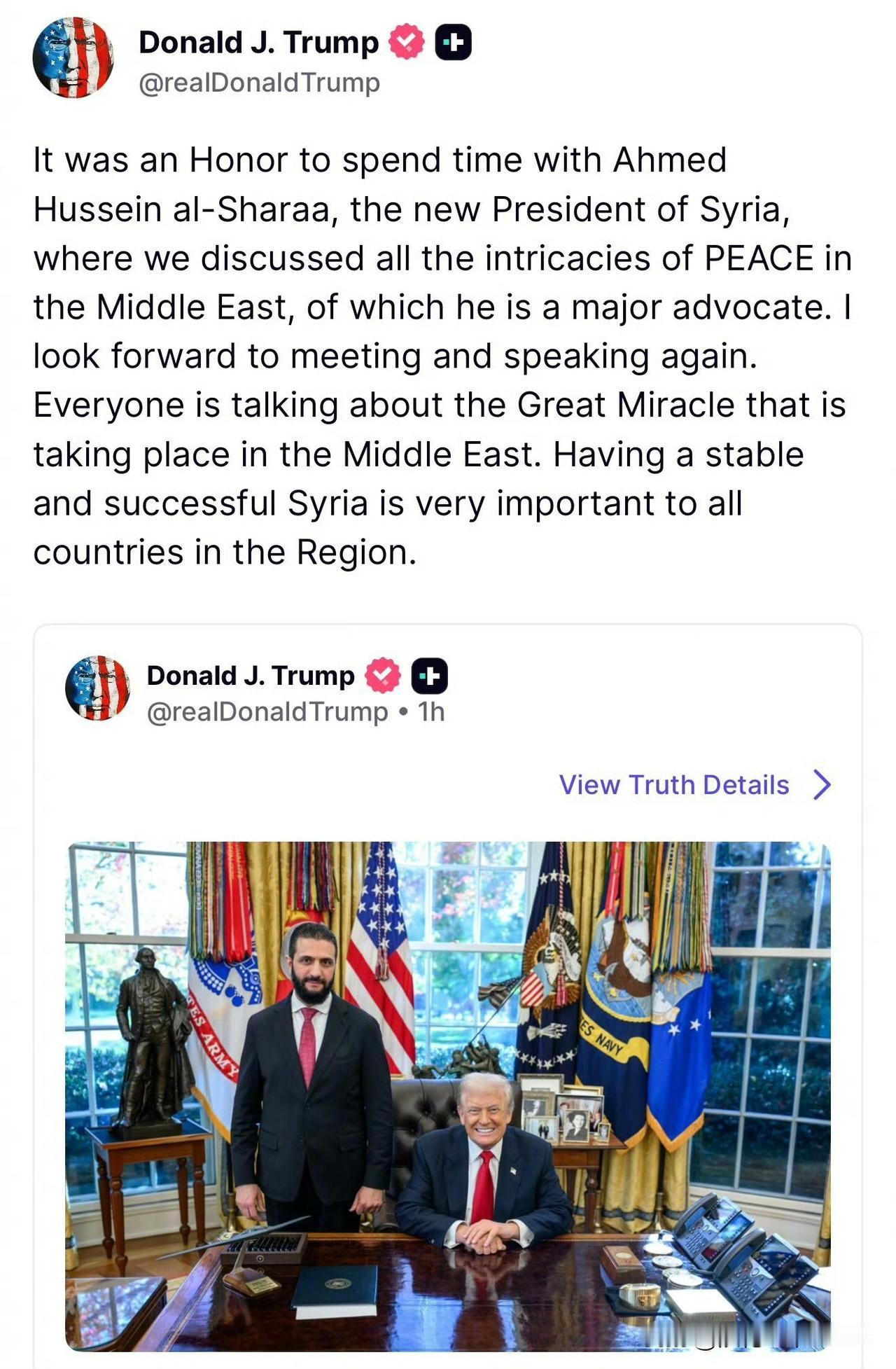 看看吧！摄影师拍的不错，一个站着，一个坐着，都是西服加红领带，有人说朱拉尼到白宫