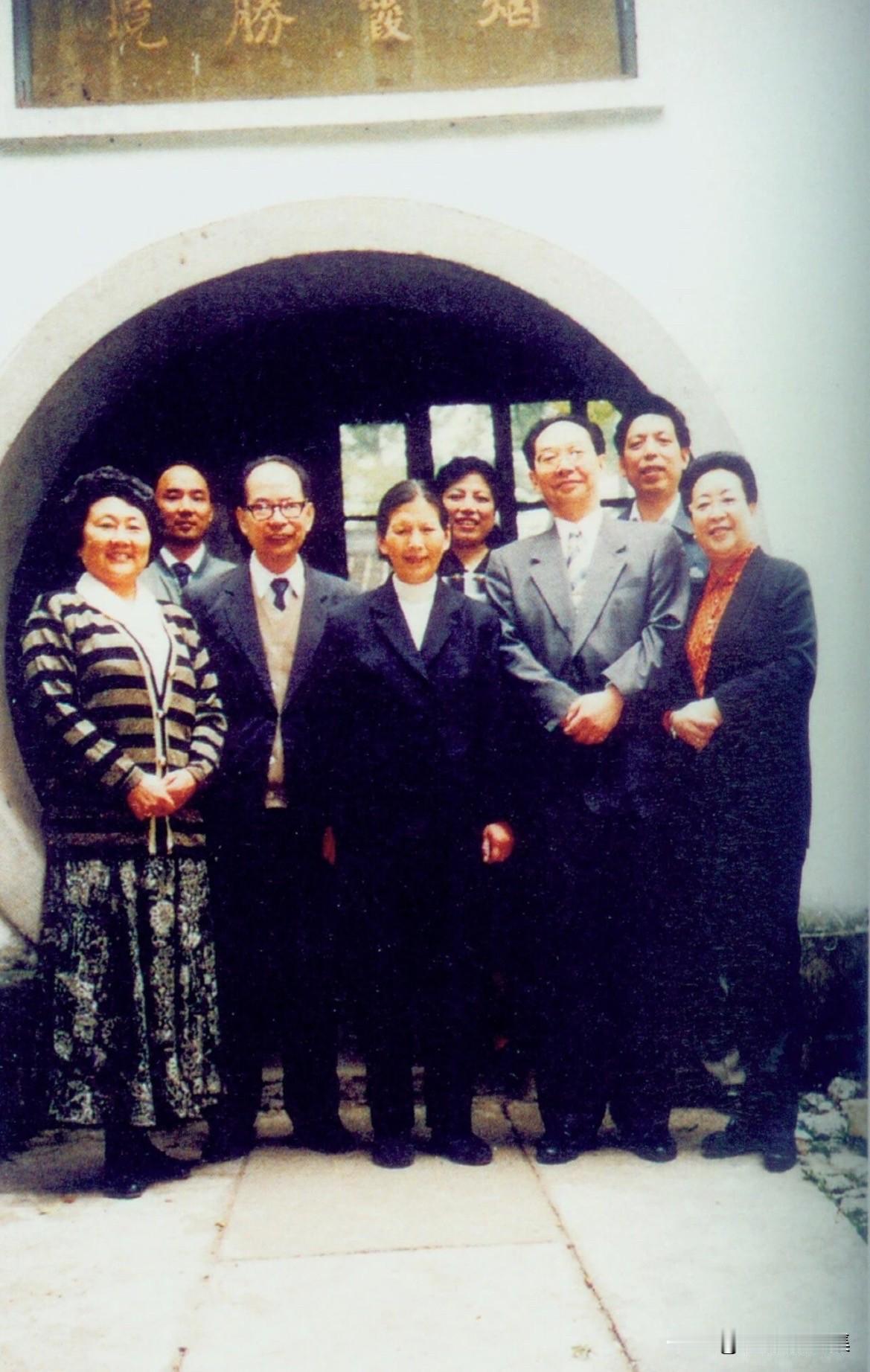1990年，《百年恩来》摄制组在周恩来与蒋介石当年谈判所在地烟霞洞合影。前排左起