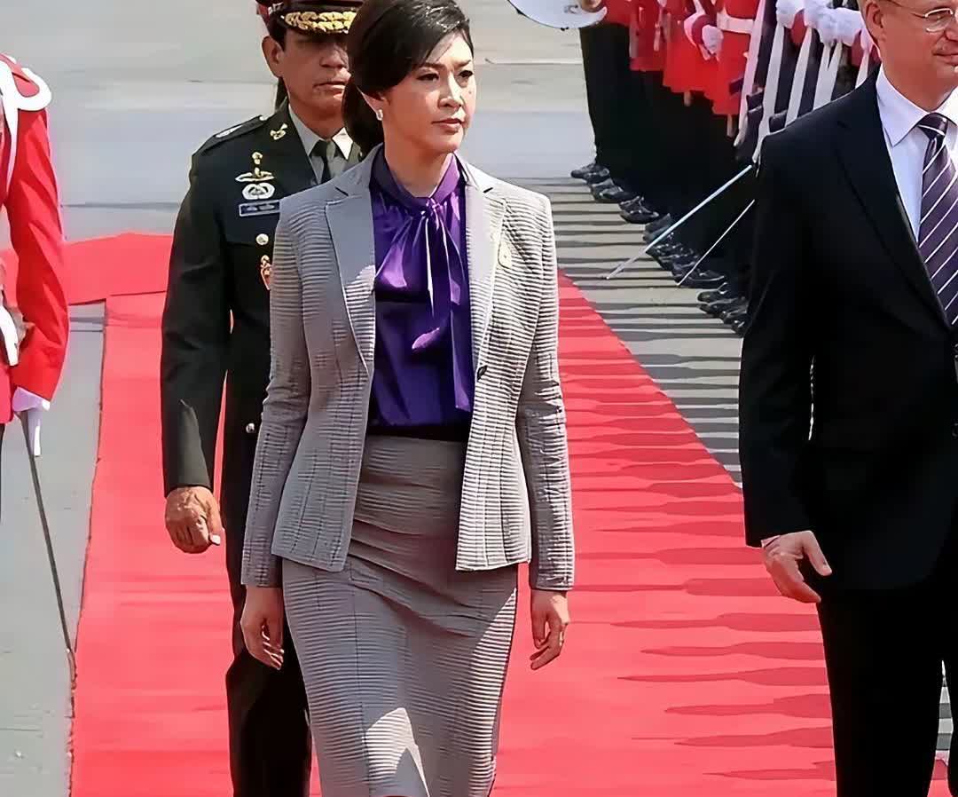 她是女神，要相貌有相貌，要学历有学历，就算是奥巴马见了都是望眼欲穿的感觉