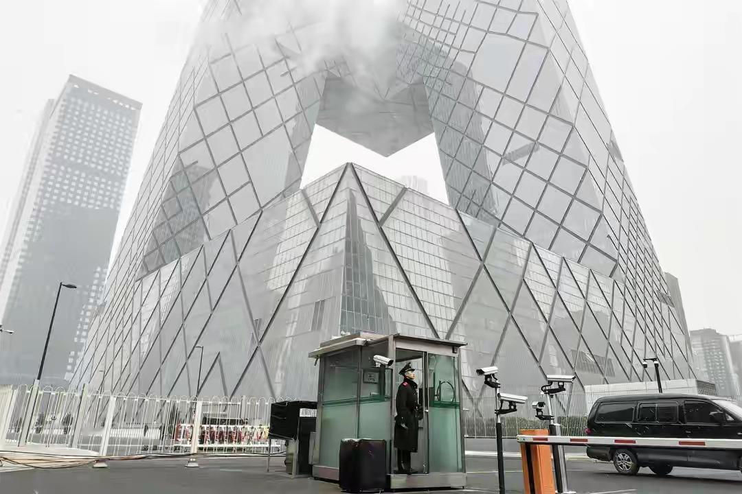 12月12日北京迎来今冬首场雪，天安门、故宫等景点游人如织，机场和火车站也人来人