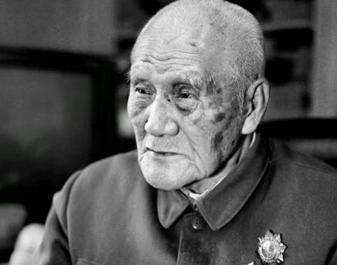 .1940年秋天，毛主席去食堂时，突然一个人拎着木棍朝毛主席后脑勺砸去，千钧一发