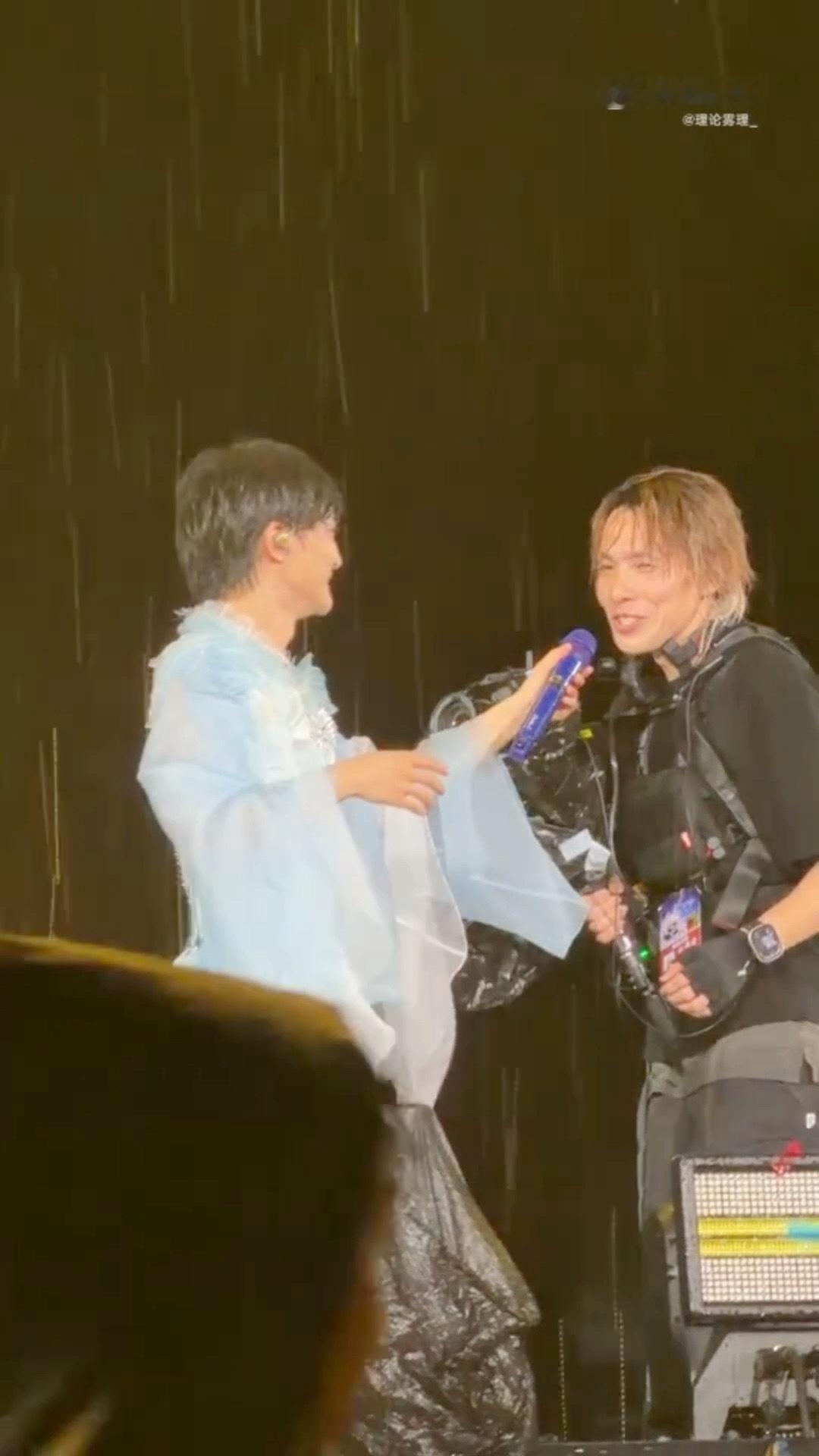 周深baby的摄像师周深被逼的摄像师笑不活家人们！台州演唱会名场面来了，摄像老