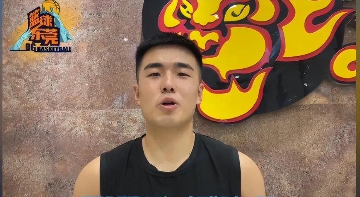 张文逸弯道超车！据广东媒体人透露：张文逸如今正在广州二沙岛集训，杜锋希望他在休