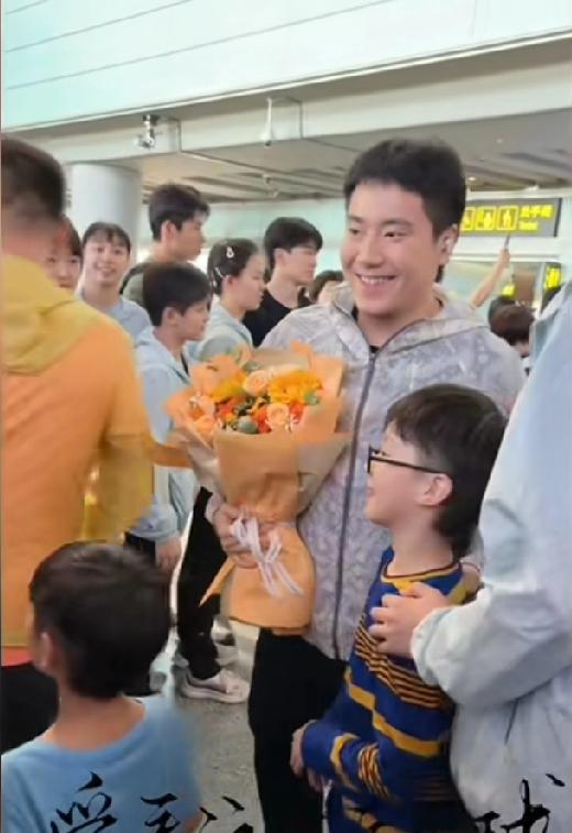 梁靖昆落地北京，两个儿子同来给老父亲接机！幸福的甜甜开心坏了这幸福的时刻，发