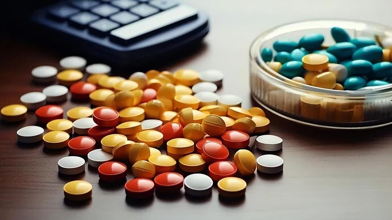 你说的这款“止泻药”，就是盐酸小檗碱（黄连素）。国内：几毛钱的老牌止泻药