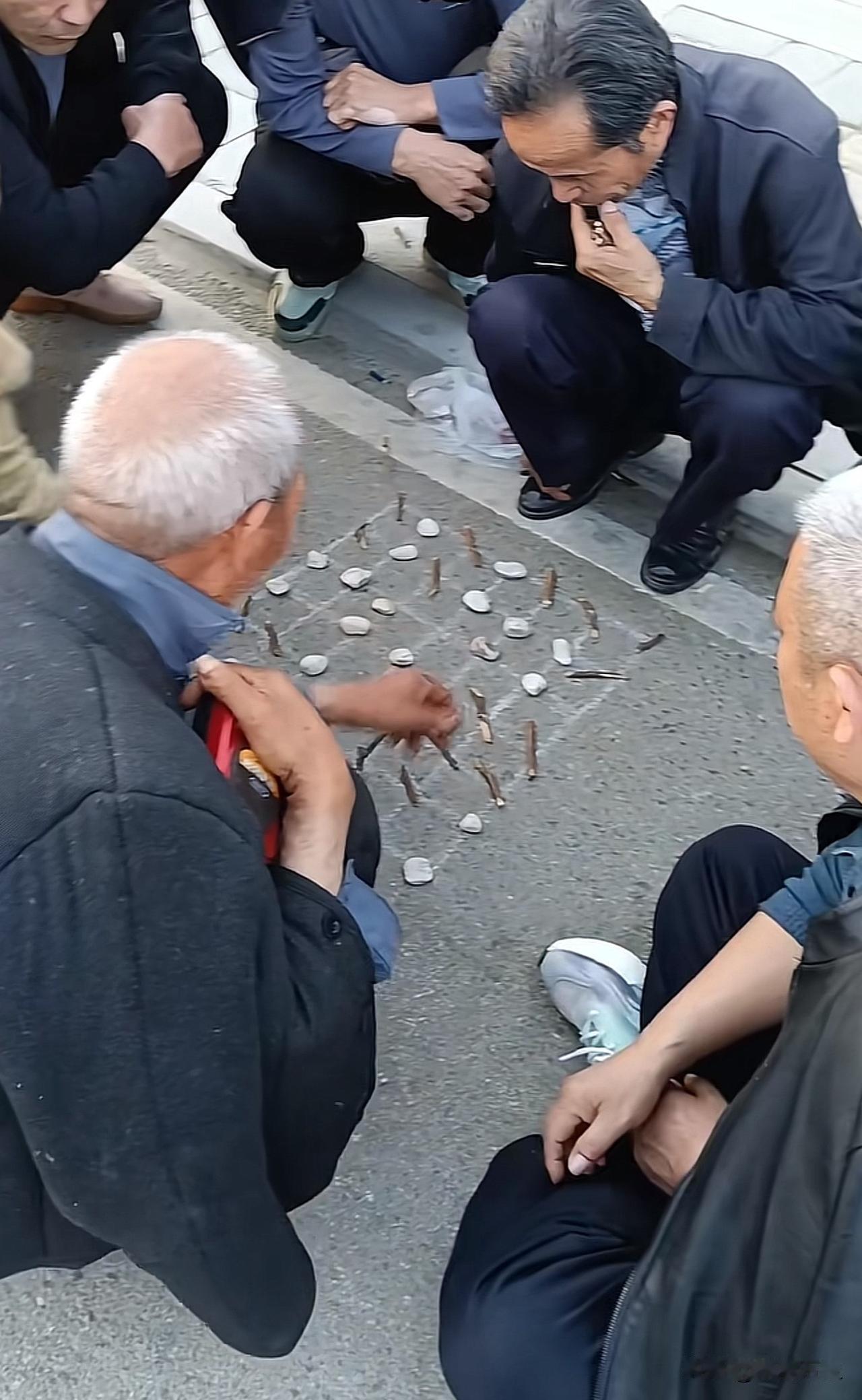 在西安街头，看到几位老者在玩一种类似棋局的东西（只有树枝和石头）看着很简单，但从