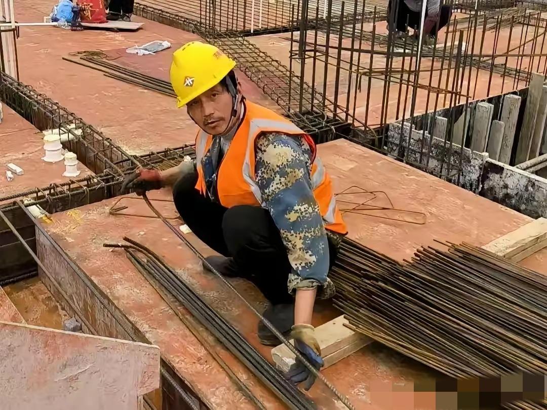 安徽省潜山县，48岁的李明勇在建筑工地当一名钢筋工，4月2号下班回家途中，在梅河