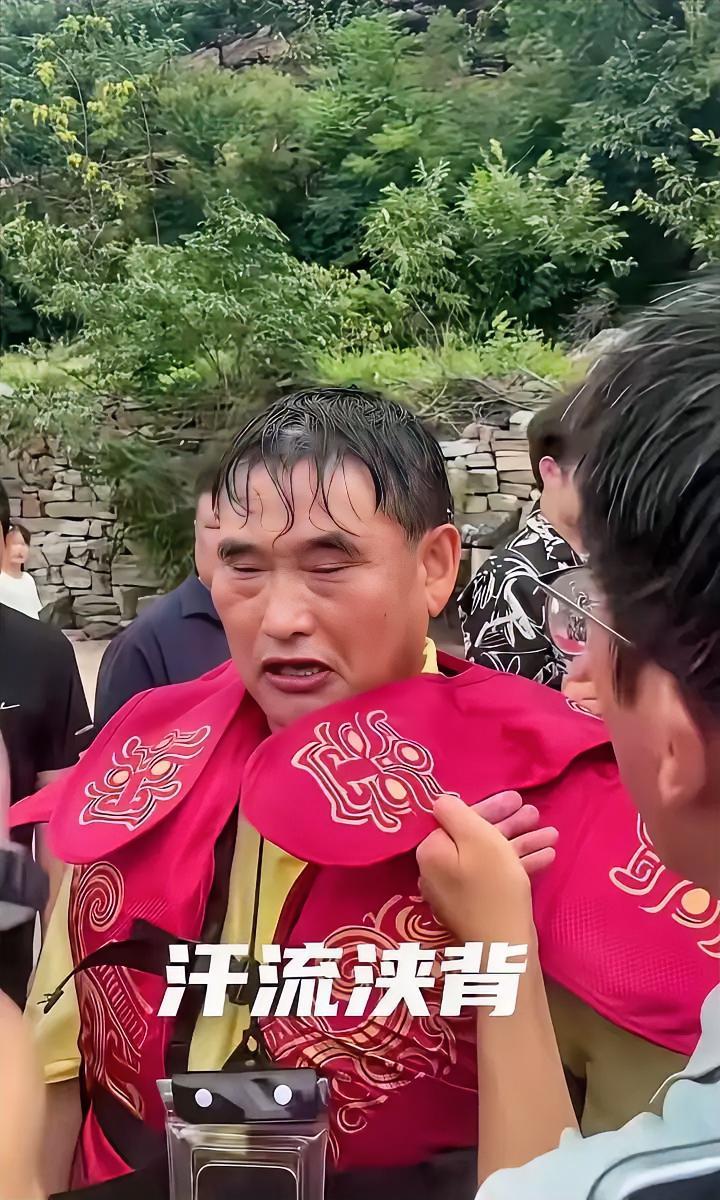 看到大衣哥拒绝商演那个新闻了，说景区给的报酬不高，到手大概四万块，但安排了一堆折