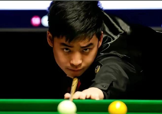 这位帅气的小伙，绝对是被身高耽误了，3年时间从170cm蹿到近190cm，可能球