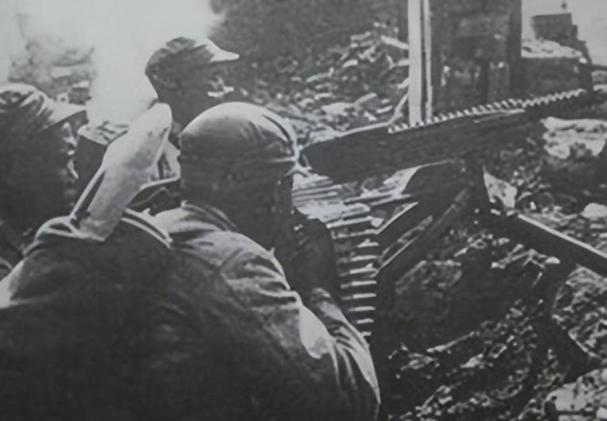 1941年，师长柏辉章正带领102师与日军激战。突然，一名士兵察觉河里不对劲，仔
