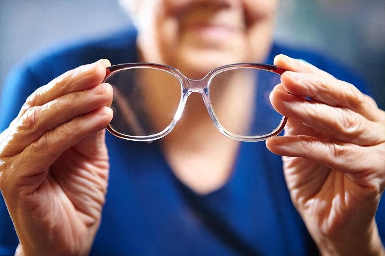 体内有癌，眼睛先知？提醒：眼睛若有这5种迹象，最好检查一下有时候眼睛的变化，