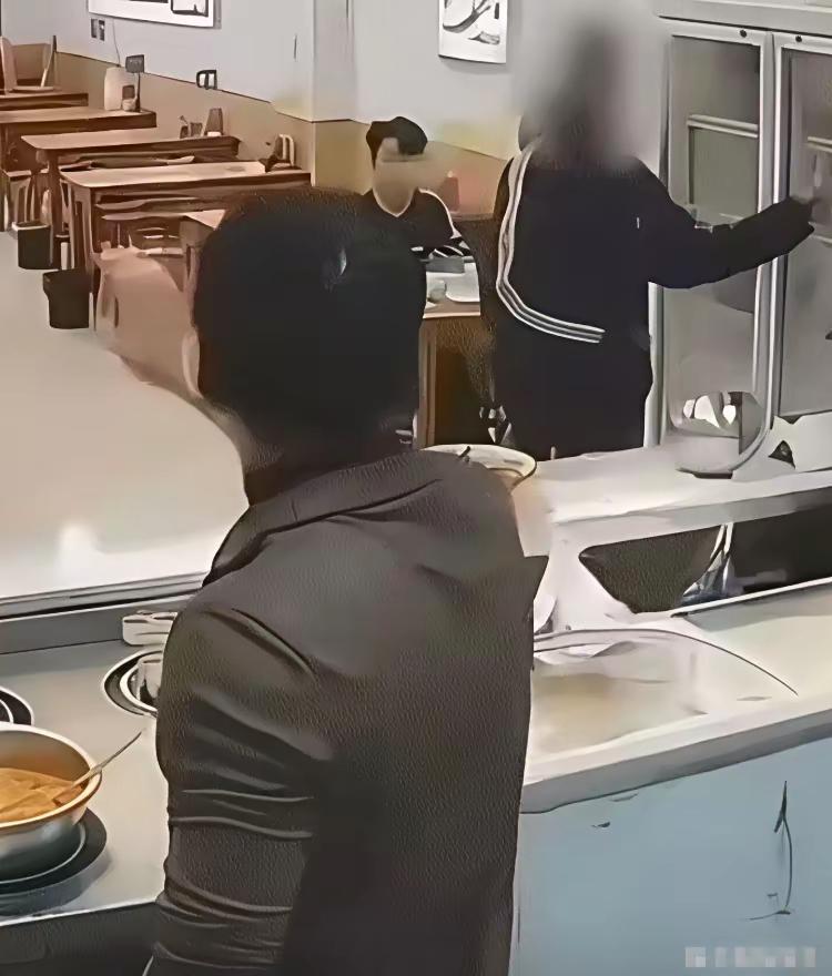 “脸都不要了！”河北邯郸，一男子进面馆点了一份牛肉面，不料，当店主把面条端上来后