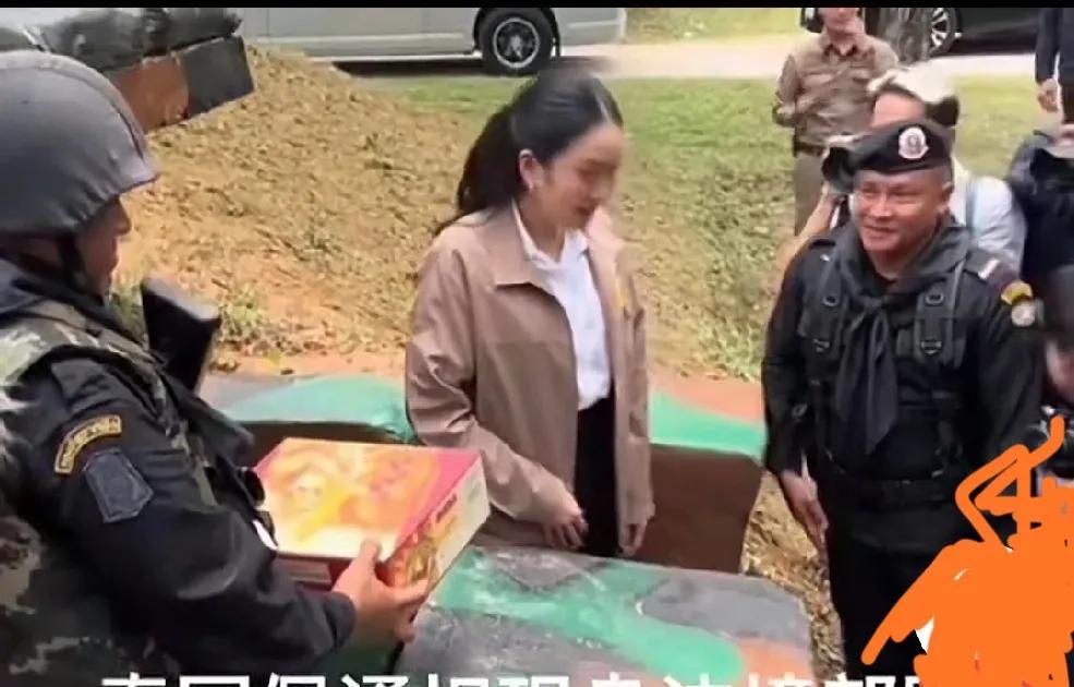 泰国前总理佩通坦亲临前线，向坚守在战壕的，泰国士兵表示慰问并发放慰问物资！现阶