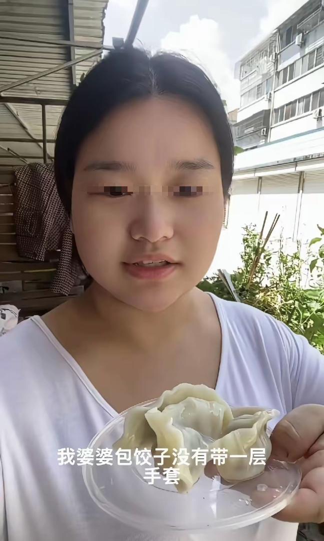倒反天罡！只因婆婆包饺子没戴一次性手套，儿媳全程嫌弃拒不食用，转头把老人辛苦包的