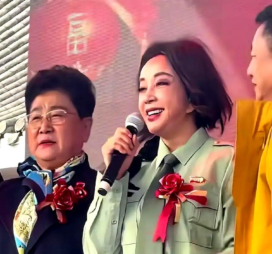活动现场一亮相，刘晓庆的穿衣，几乎每次都能把人先“看懵”一下。造型师航悦说过，