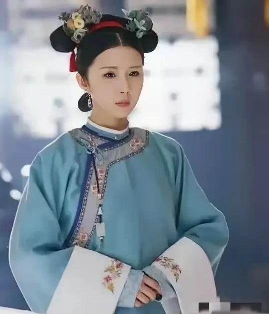1685年，康熙路过辛者库时，见一宫女生得清新脱俗，便临幸了她。事后，康熙不但没