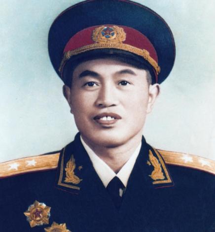 1969年的甘肃乡下，几个光着身子的孩子蹲在土坡上啃土豆。兰州军区司令皮定钧