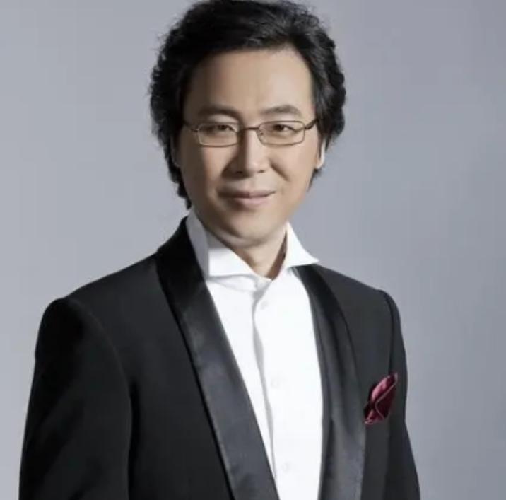 1990年深秋廖昌永演出成功结束后，美滋滋地回家了。没想到妻子却对他冷言冷语，顿