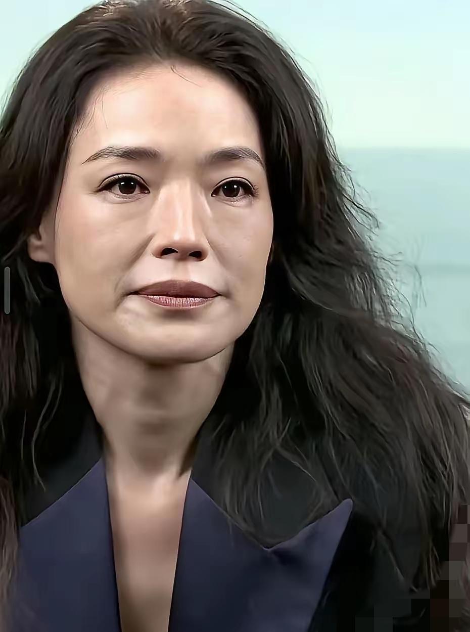 舒淇不生孩子，照样会老。你看她没滤镜的照片，皮肤松了，眼袋深了，皱纹也藏不住。