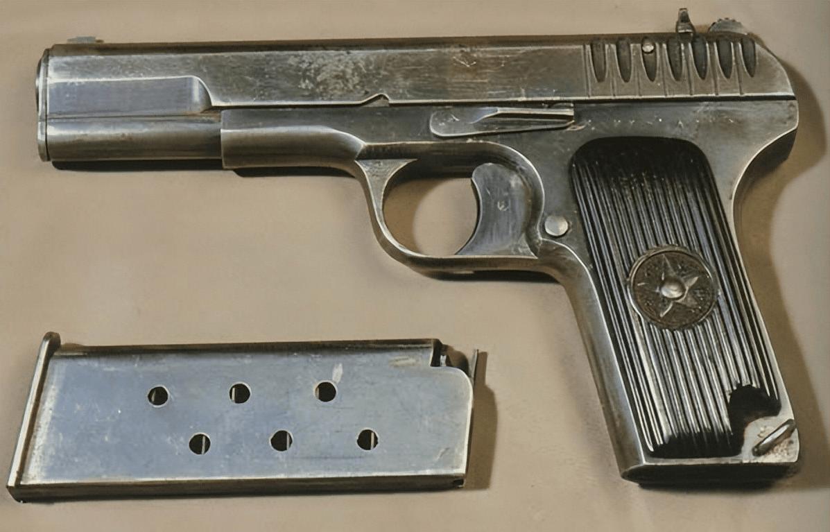 五四式手枪可是国产第一代通用手枪，是前苏联TT1930/1933“托卡列夫”式手