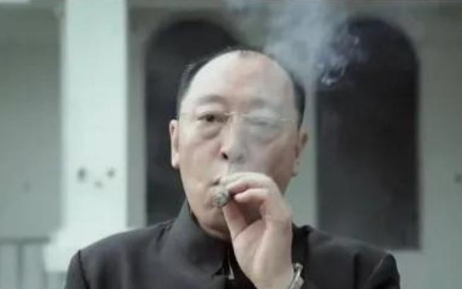 2015年，倪大红友情出演《战狼》时，不幸受伤。导演吴京过意不去，拿着