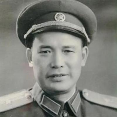 1946年，投诚的2000名土匪参加解放军安排的接风宴。席间，匪首顺手把脱下的大